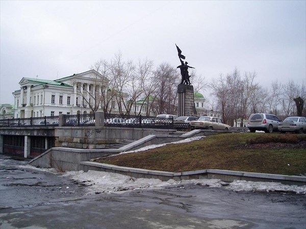 016-Памятник Комсомолу Урала
